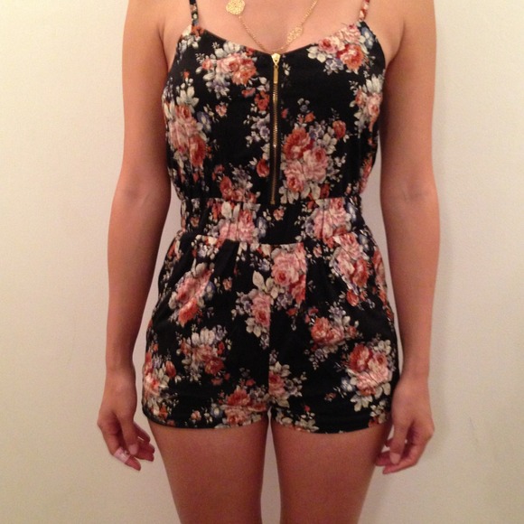 🔴SOLD🔴Lucca Couture Floral Romper - Picture 2 of 4