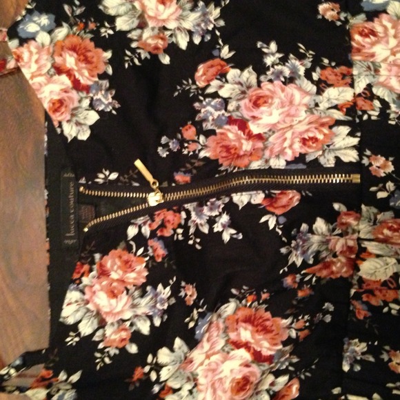 🔴SOLD🔴Lucca Couture Floral Romper - Picture 4 of 4