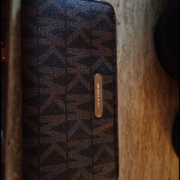 MK purse & wallet in EUC set in EUC almost new con