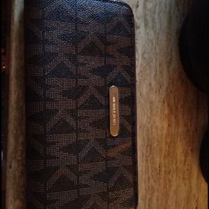 MK purse & wallet in EUC set in EUC almost new con