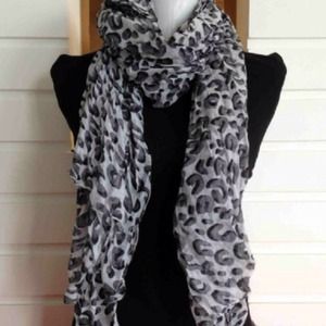 Gorgeous black & white scarf