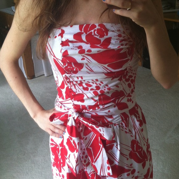 ❌SOLD❌ strapless red and white flower sundress - Picture 2 of 4