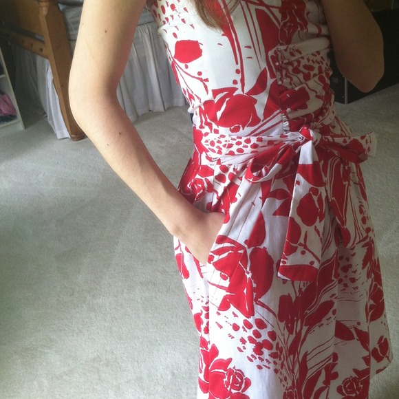 ❌SOLD❌ strapless red and white flower sundress - Picture 3 of 4
