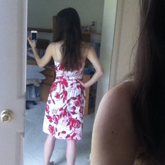 ❌SOLD❌ strapless red and white flower sundress - Picture 4 of 4
