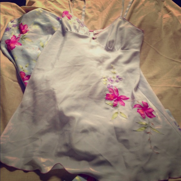 Oscar De La Renta Nightgown & Robe Set