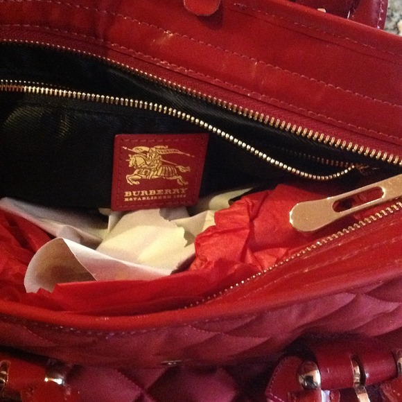 🎊🎉🌺🎊SOLD-🌺🌺🌺🎉Authentic-Burberry Red Purse - Picture 3 of 4