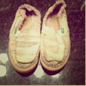 Sanuk shoes