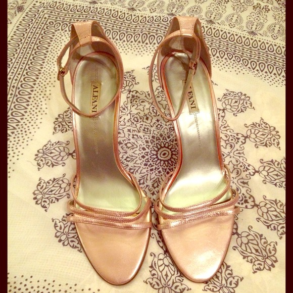 SOLD💝NWOT! Pink Leather Heels!💝