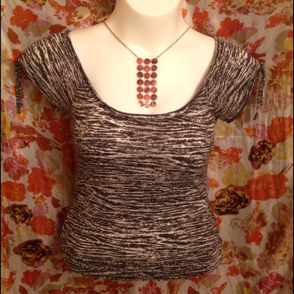 💙Fitted Burn-Out Top!💙