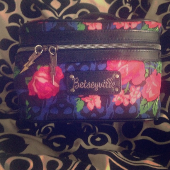 Betseyville Skulls & Roses Large Makeup Bag 💄