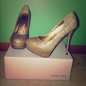 💰Reduced💰 5" platform gold sparkle pumps!