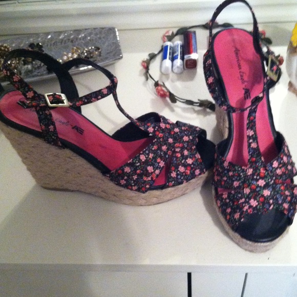 American Eagle floral wedge