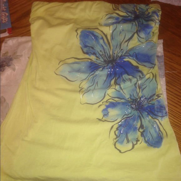 ✨SOLD✨top with blue and silver flowers onyellow.