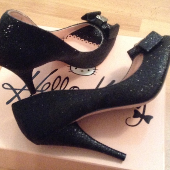 Hello Kitty Peep Toe Pumps - Picture 2 of 4