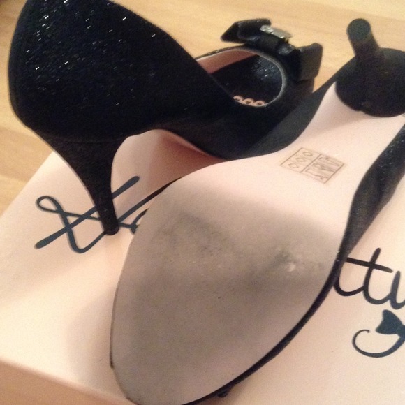 Hello Kitty Peep Toe Pumps - Picture 3 of 4