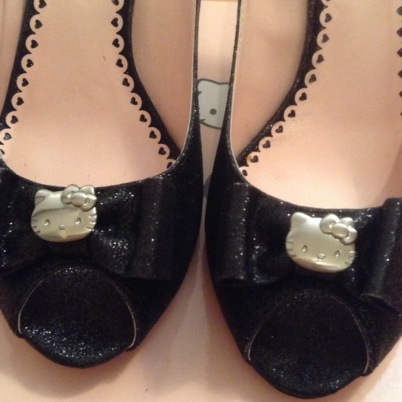 Hello Kitty Peep Toe Pumps - Picture 4 of 4