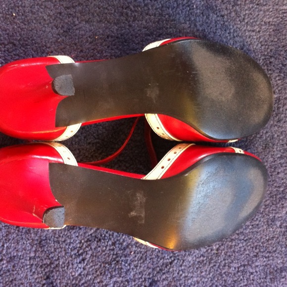 Adorable red heels - Picture 2 of 3