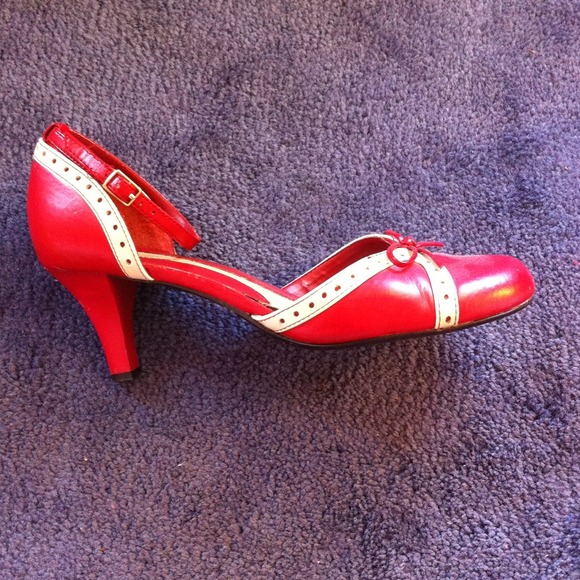 Adorable red heels - Picture 3 of 3