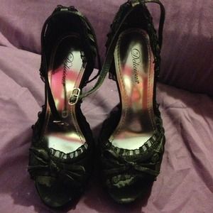 Black ruffle heels with buckle