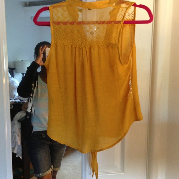Sleeveless mustard top - Picture 3 of 4