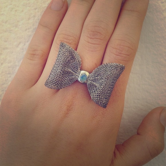 Silver Bow Ring. Good Condition