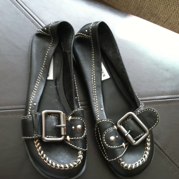 Black buckle shoes.