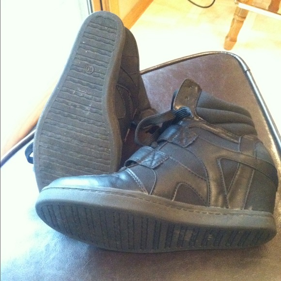 🌟Sold online for $15🌟N.Y.L.A. Blk wedge sneakers - Picture 4 of 4