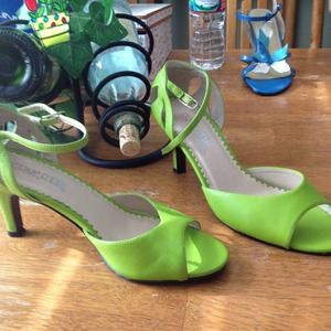 BRIGHT LIME GREEN SANDAL HEELS! 7.5M