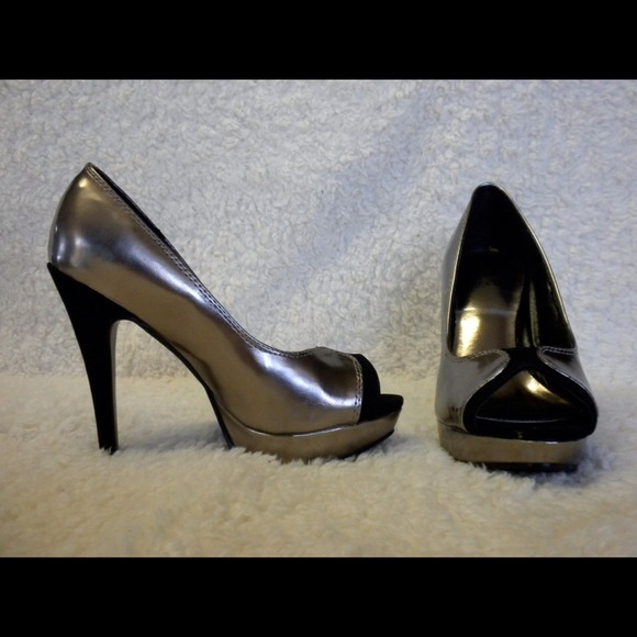 🔥Reduced🔥💥Silver and black heels💥