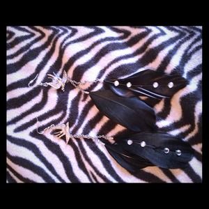 💚 Fashion statement feather earrings! 💚