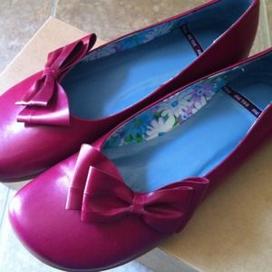 Me Too bow flats. Color on box says eggplant