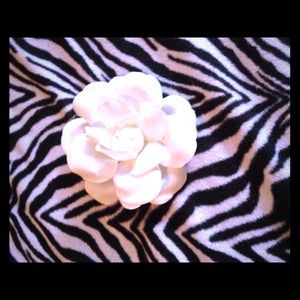 🌸 White flower hair clip and lapel pin! 🌸