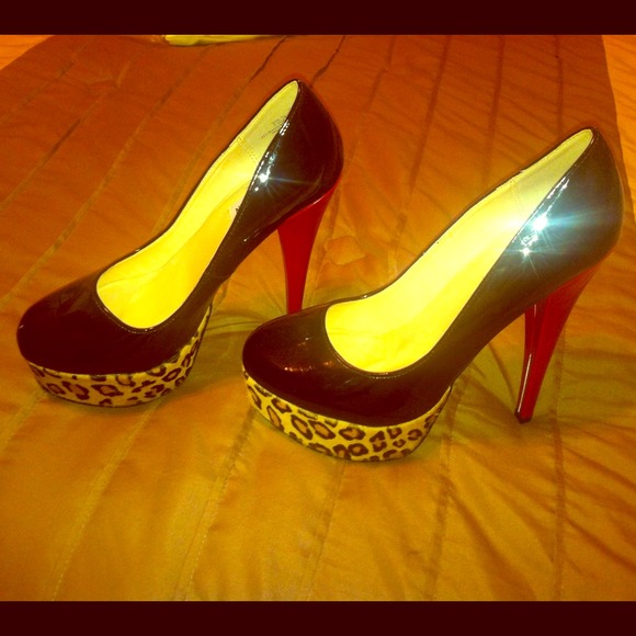 Price Drop! Red blk and leopard Steve Madden pump