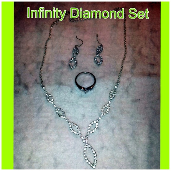 Jewelry - Beautiful diamond infinity set