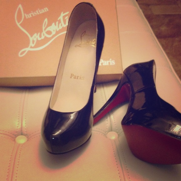 Sz 38 black patent CHRISTIAN LOUBOUTIN pumps, NEW