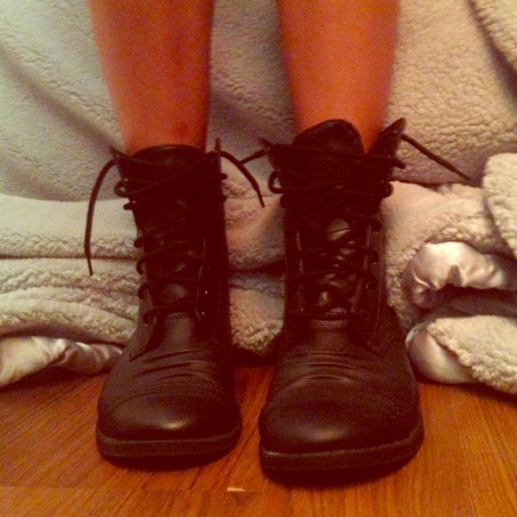 Military boot size 8 1/2 NEVER WORN