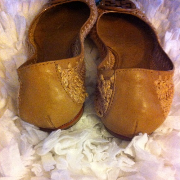 Sold! Authentic TORY BURCH tan flats - Picture 3 of 4