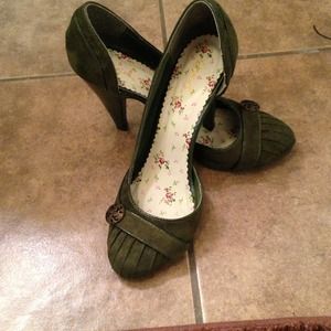 Qupid Size 8 Olive Green Pump