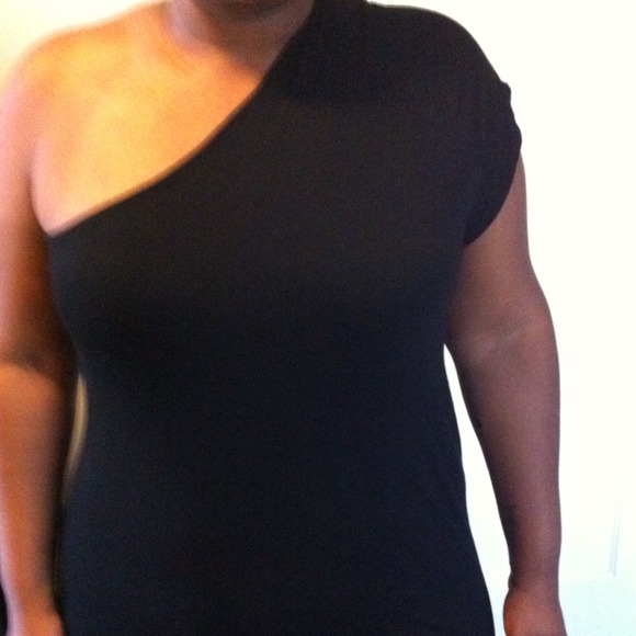 One sleeved black asymmetric top - Picture 2 of 3