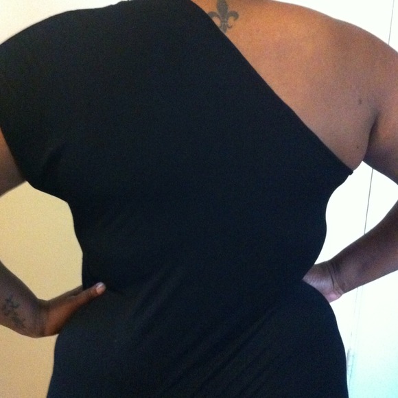 One sleeved black asymmetric top - Picture 3 of 3