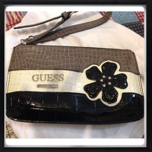 🎀Gorgeous Guess Wristlet🎀
