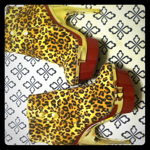High heel leopard print shoes