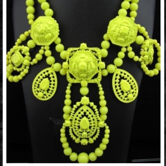Jewelry - Yellow statement chandelier necklace NEW