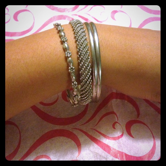 Set of bangles