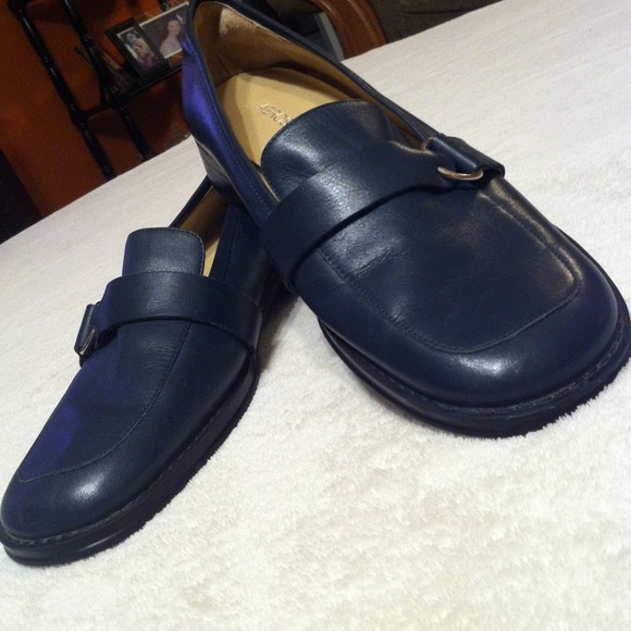 Navy Aerosoles.