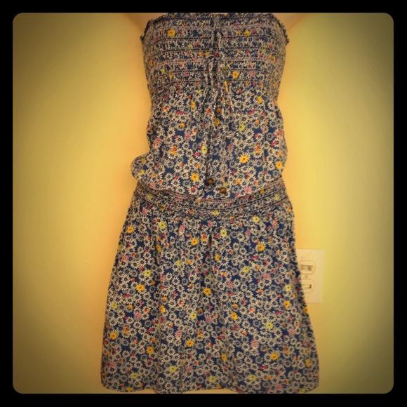 Amazingly cute blue flower print dress.