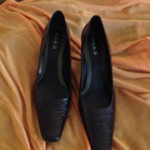 Chocolate brown crocodile 2 1/2 inch pump