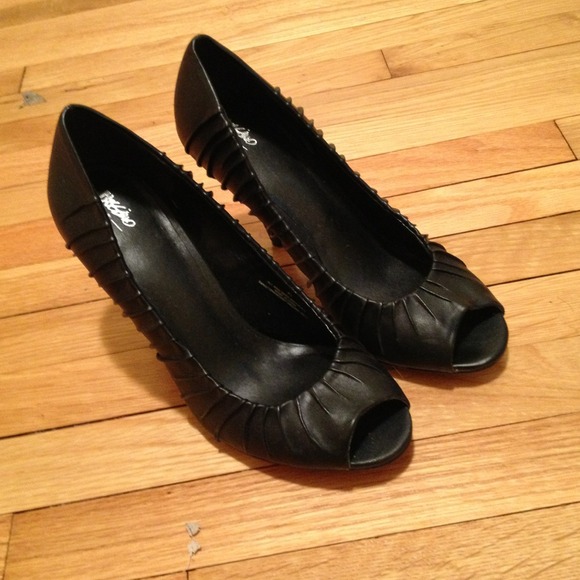 Black pleated heels