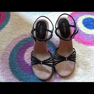 BRAND NEW Aerosoles shoes Olive size 7 color Black