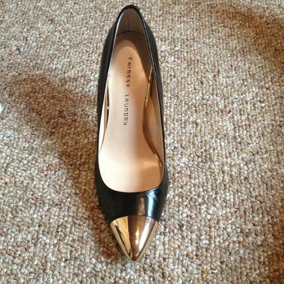 Cap Toe Gold Leather Black pumps